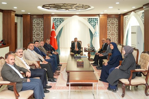 İnsan Hak ve Hürriyetleri İnsani Yardım Vakfı (İHH) Hakkâri İl Başkanı İsa Erkaya ve beraberindeki heyet, Vali Ali Çelik’i makamında ziyaret etti