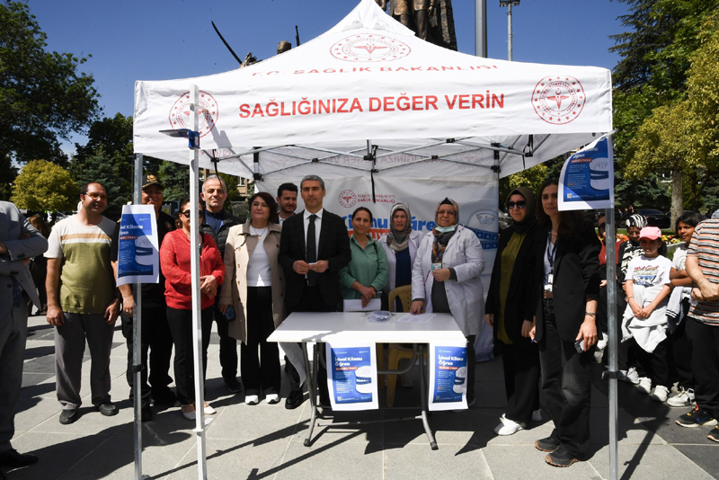Vali Dr. Naci Aktaş “İdeal Kilonu Öğren, Sağlıklı Yaşa” Programı Kapsamında Açılan Sağlık Standını Ziyaret Etti