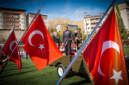 Hakkâri’de 29 Ekim Cumhuriyet Bayramının 102. Yılı Kutlamaları Görkemli Törenle Gerçekleştirildi