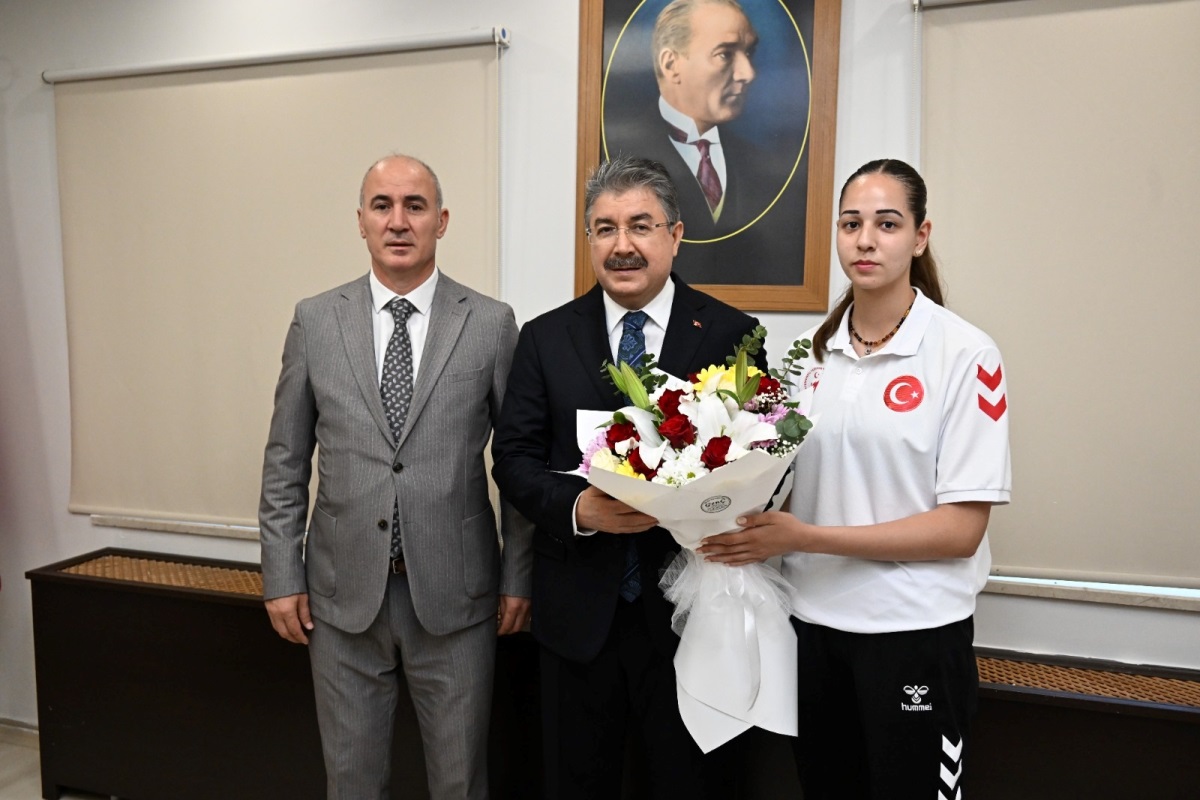 Vali Yılmaz, Gençlik Haftası Dolayısıyla Kendisini Ziyaret Eden Milli Sporcuları ve Gönüllü Gençleri Makamında Kabul Etti