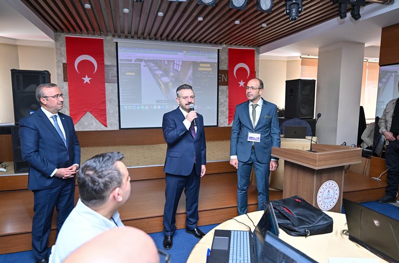 Valimiz Sn. Hüseyin Aksoy, "Yapay Zeka Eğitici Eğitimi" kursuna katılan 60 öğretmenle bir araya gelerek, yapay zekanın eğitimdeki önemini vurguladı.