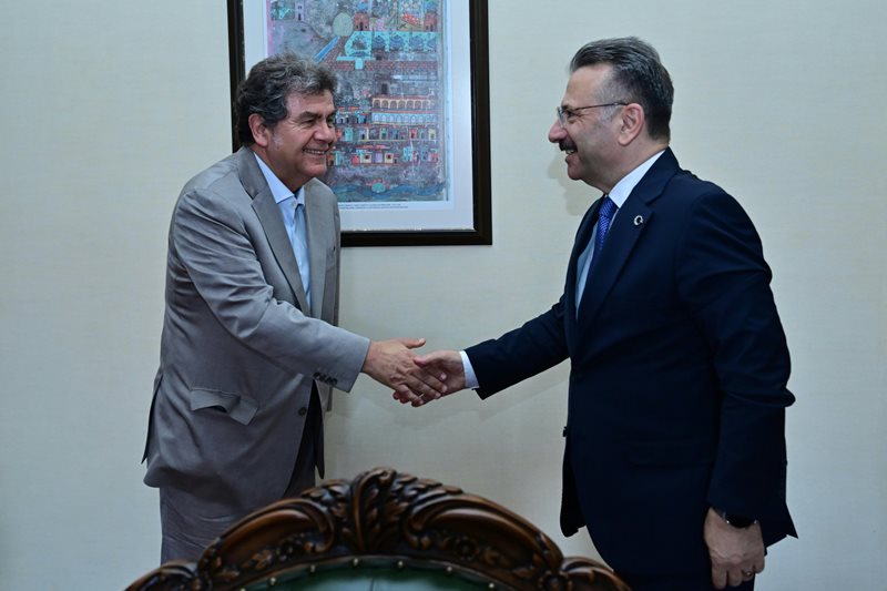 Sarar Grup Yönetim Kurulu Başkan Yardımcısı Sabahattin Sarar ve Protokol Müdürü Aladdin Çoban Valimiz Sayın Hüseyin Aksoy'u ziyaret etti.