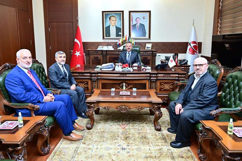 İl Müftüsü Muharrem Gül, İş İnsanı Hüseyin Sürücü ve OSB Camii İmam Hatibi Seyhan Kurt ile birlikte Valimiz Sayın Hüseyin Aksoy’u ziyaret etti.