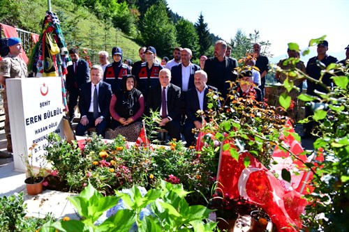 Vali Aziz Yıldırım’dan Şehit Eren Bülbül’ün Kabrine Ziyaret