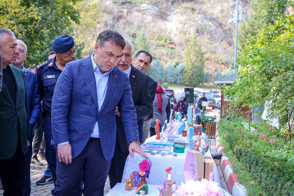 BİLECİK VALİSİ FAİK OKTAY SÖZER, YEŞİLAY DANIŞMANLIK MERKEZİ (YEDAM) TARAFINDAN DÜZENLENEN “YEDAM ATÖLYE SERGİSİ”NE KATILDI.
