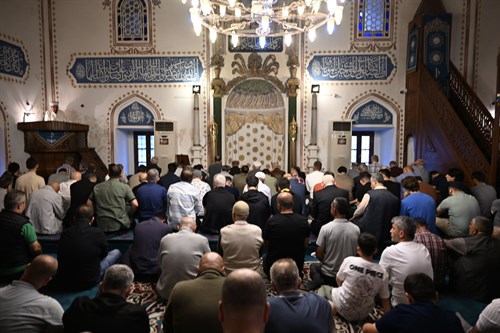 Vali Turan, tarihi Hızırbey Camiinde kılınan Kurban Bayramı namazını ardından vatandaşlarımızla bayramlaştı…