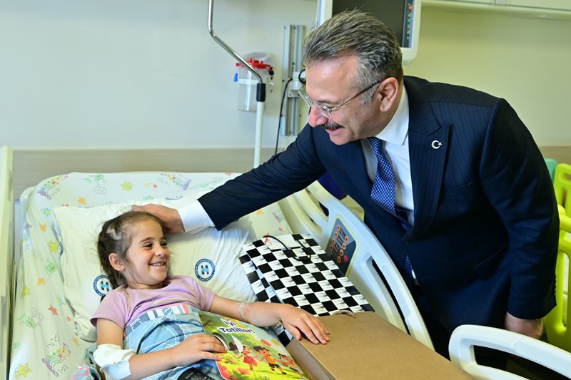 Valimiz Sayın Hüseyin Aksoy, Eskişehir Osmangazi Üniversitesi’nde Tedavi Gören Ögrencilere 2024-2025 Eğitim Ögretim Yılı 2. Dönem Karnelerini Dağıttı.