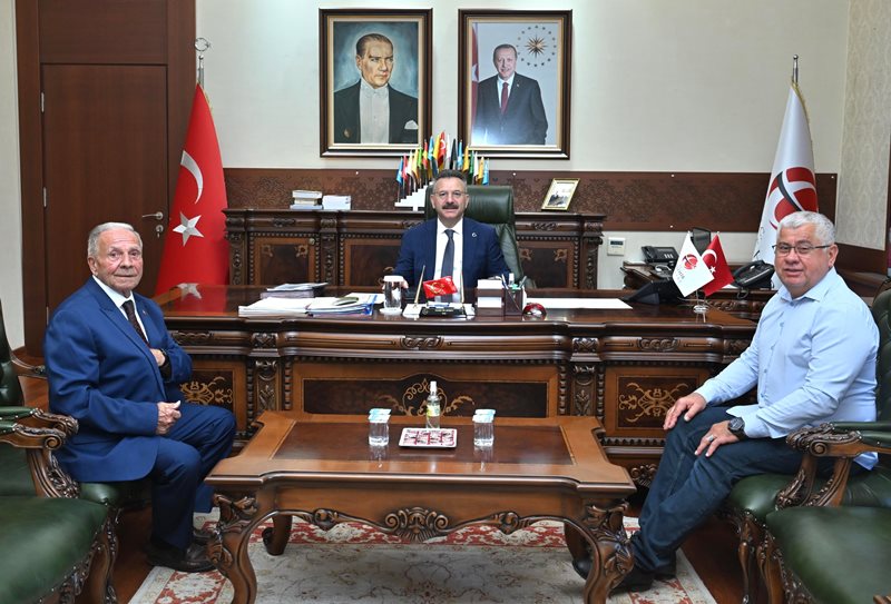 Manisa ili Şehzadeler ilçesi Güzelköy Mahallesi Muhtarı Arif Akbulut ve Emekli Çiftçi Mehmet Ali Aras, Valimiz Sayın Hüseyin Aksoy'u ziyaret etti.