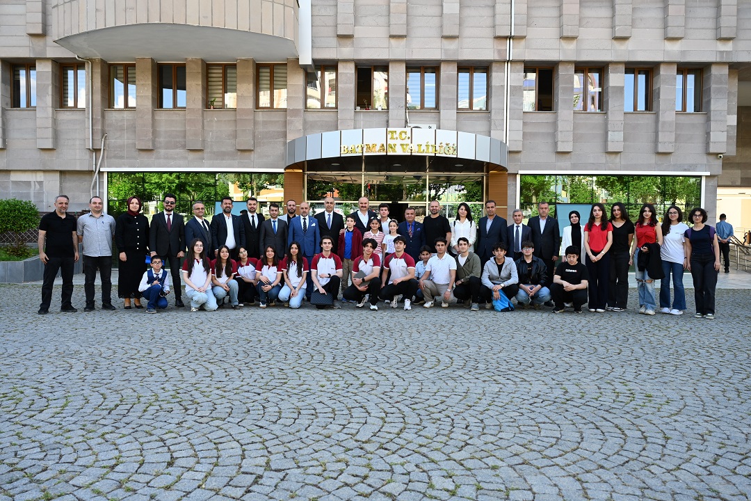 Valimiz, “TÜBİTAK Yarışmalarında Öğrencilerimiz Destan Yazmaya Devam Ediyor”