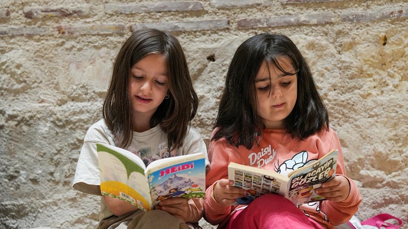 Vali Gül, Öğrenci ve Velilerle Kitap Okuma Saatinde Buluştu