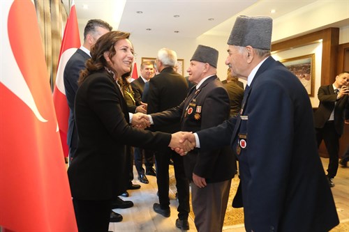 VALİ TÜLAY BAYDAR BİLGİHAN, 29 EKİM CUMHURİYET BAYRAMI’NIN 102. YIL DÖNÜMÜ MÜNASEBETİYLE VALİLİK MAKAMINDA TEBRİKLERİ KABUL ETTİ