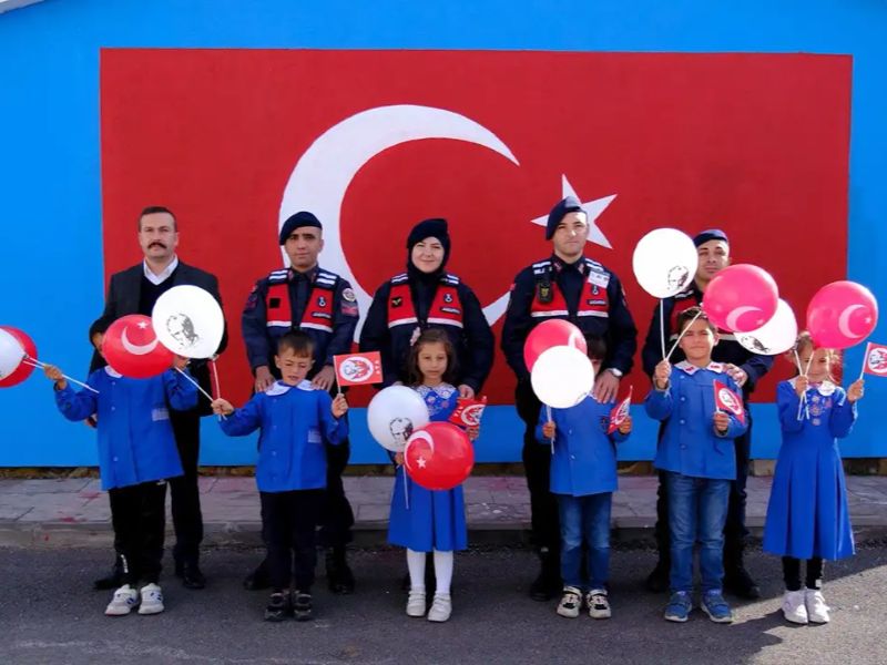 Bayburt’ta Jandarma Ekipleri, Öğrencilerle Birlikte Okul Duvarına Türk Bayrağı Çizdi