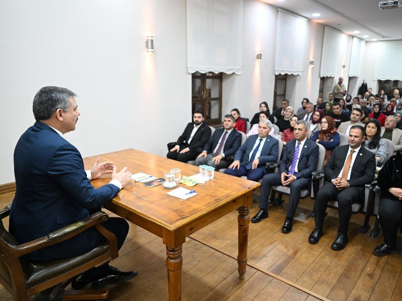Vali Mustafa Çiftçi, “Öğretmen Akademileri” Programında Tecrübelerini Paylaştı
