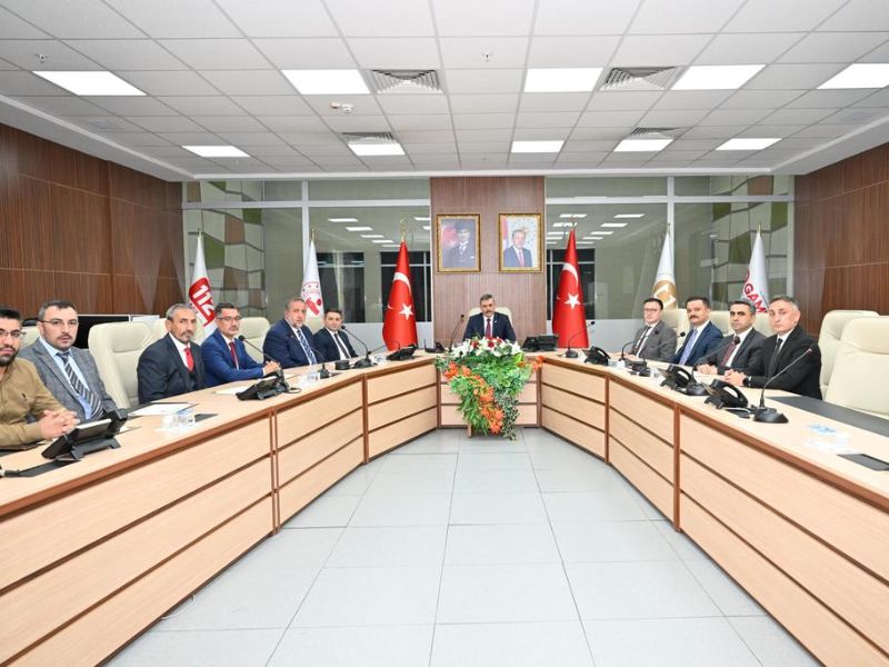 Vali Çiftçi, Başarı Belgesi Takdim Etti