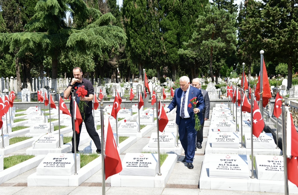 Vali Aziz Yıldırım, Kurban Bayramı Arefesinde Sülüklü Asri Şehitliğini Ziyaret Etti