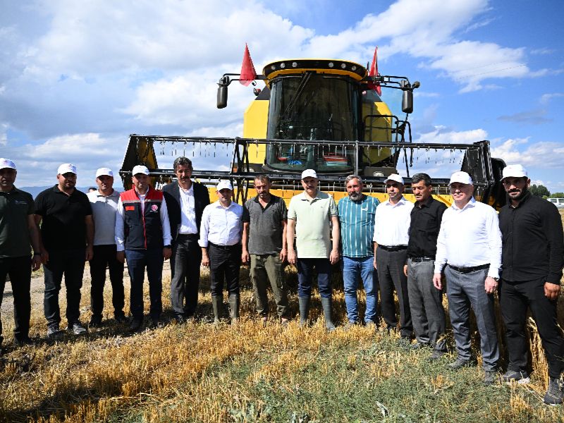 Vali Çiftçi, Tarım Lisesi Öğrencilerinin İlk Hasat Heyecanına Ortak Oldu
