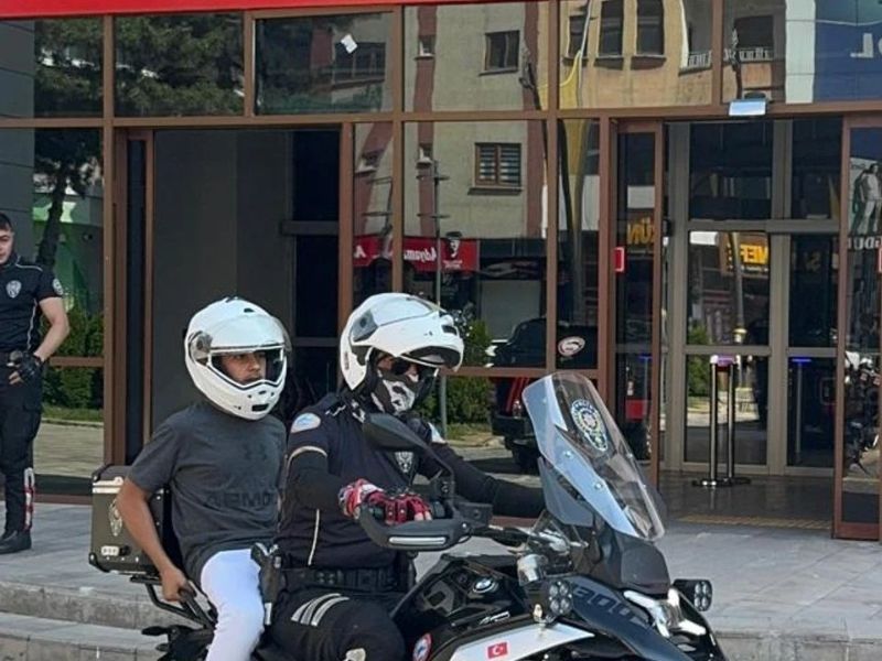 Polis Ekipleri LGS Sınavına Yetişemeyen Öğrencilerin Yardımına Koştu