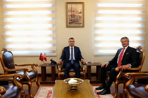 DIŞ TİCARET VE GÜMRÜKLERDEN SORUMLU ESKİ DEVLET BAKANI SAYIN KÜRŞAD TÜZMEN, VALİMİZ SAYIN ATİLLA TOROS’U ZİYARET ETTİ