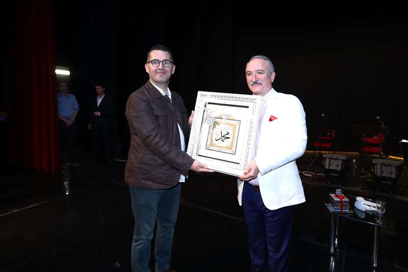 Yunus Emre Kültürve Sanat Haftası etkinlikleri kapsamında Mehmet Kemiksiz ve Enderun Topluluğu tarafından "Bizim Yûnus" konseri verildi