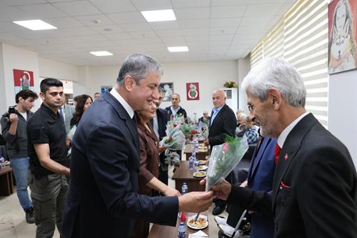 Valimiz Sayın Mustafa Yavuz ve Eşi Süreyya Yavuz Hanımefendi Asırlık Çınarlarımızla Buluştu.