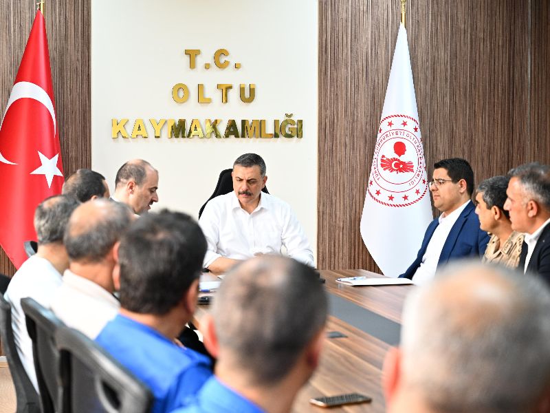 Vali Mustafa Çiftçi, Oltu’da Kan Bağışçılarına Hediye Takdim Etti