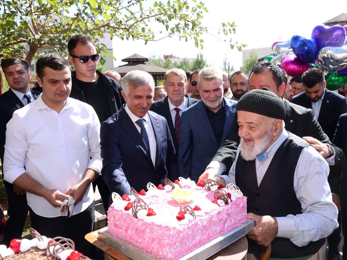 Vali Ünlüer, “Büyüklerimizin Ellerinden El Sanatları Kermesi”ni Ziyaret Etti