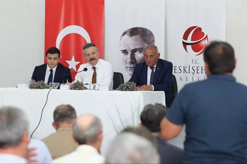 Valimiz Sayın Hüseyin Aksoy, her ay bir ilçemizde düzenlediği Muhtarlar Toplantısını Han ilçesinin mahalle muhtarları ile gerçekleştirdi.