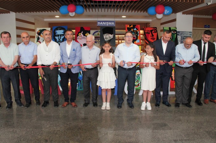 Kaymakamımız Dr. İsmail Altan DEMİRAYAK, İlçemiz Özel Sınav Kolejinin resim sergisinin açılışına katıldı.