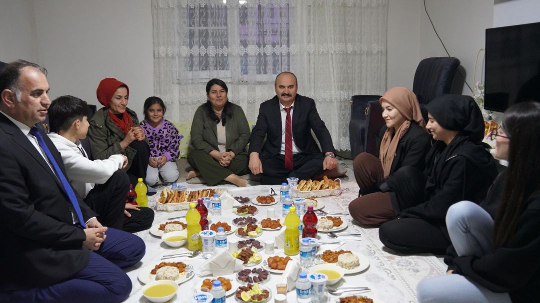 Valimiz ve Eşi Dr. Ayten Canalp; Kalkan Ailesinin İftar Sofrasına Konuk Oldu