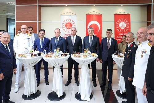 VALİMİZ SAYIN ATİLLA TOROS VE EŞİ DUDU İREM TOROS HANIMEFENDİ; ADLİ YIL AÇILIŞI SEBEBİYLE MERSİN ADLİYESİNDE DÜZENLENEN PROGRAMA KATILDI