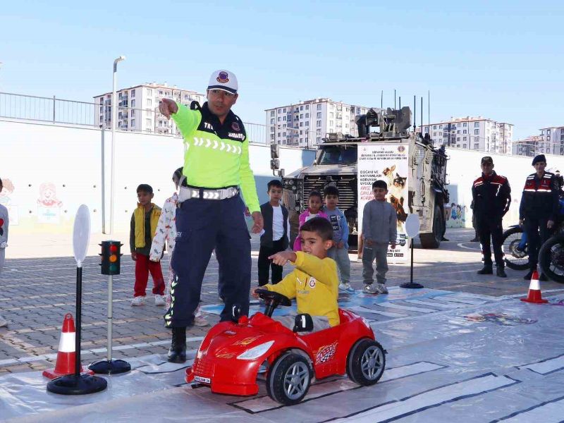 Adıyaman İl Jandarma Komutanlığı’ndan Öğrencilere Yönelik Trafik Güvenliği Etkinliği Verildi