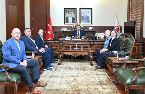 Şamil Eğitim ve Kültür Vakfı Kadın Kolları Bşk., Vakıf Üyesi, Tepebaşı Bld.Meclis Üyeleri, Kafkas Drn.Bşk. Valimiz Sayın Hüseyin Aksoy’u ziyaret etti.