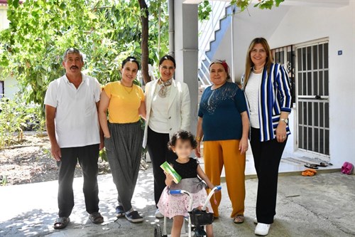 VALİMİZ SAYIN ATİLLA TOROS’UN EŞİ DUDU İREM TOROS HANIMEFENDİ, BOZYAZI İLÇESİNDE KORUYUCU AİLE YANINDA SEVGİYLE BÜYÜYEN BİR ÇOCUĞUMUZU ZİYARET ETTİ