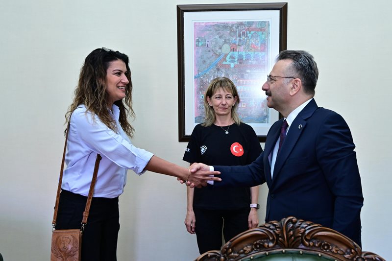 Eskişehir Gönül Elçileri Arama Kurtarma Ekip Lideri Gülşen Yıldız ve Ekip Lider Yardımcısı Ayşe Akkaya, Valimiz Sayın Hüseyin Aksoy’u ziyaret etti.