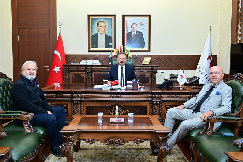 Mersin Ziraat Mühendisleri Odası önceki başkanı Mehmet Ateş, beraberinde Hayati Arslan ile birlikte Valimiz Sayın Hüseyin Aksoy'u ziyaret etti.