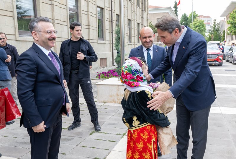 Eskişehir’e gelen Enerji ve Tabii Kaynaklar Bakanı Sayın Alparslan Bayraktar, Valimiz Sayın Hüseyin Aksoy’u makamında ziyaret etti.