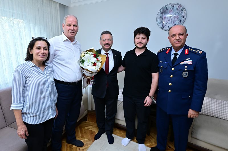 Valimiz Sayın Hüseyin Aksoy’dan 15 Temmuz Gazisi Polis Memuru Uğur Göküz ve ailesini ziyaret etti.