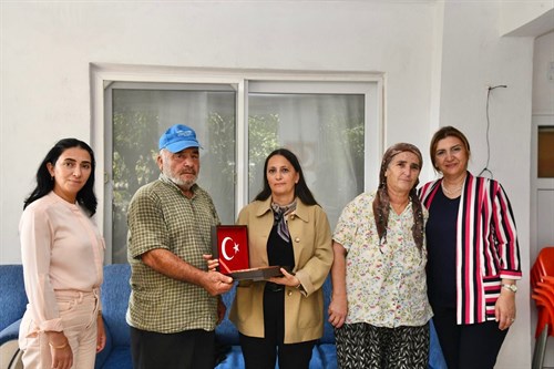 VALİMİZ SAYIN ATİLLA TOROS’UN EŞİ DUDU İREM TOROS HANIMEFENDİ, ŞEHİT JANDARMA UZMAN ÇAVUŞ ATANUR BAL’IN KIYMETLİ AİLESİNİ ZİYARET ETTİ