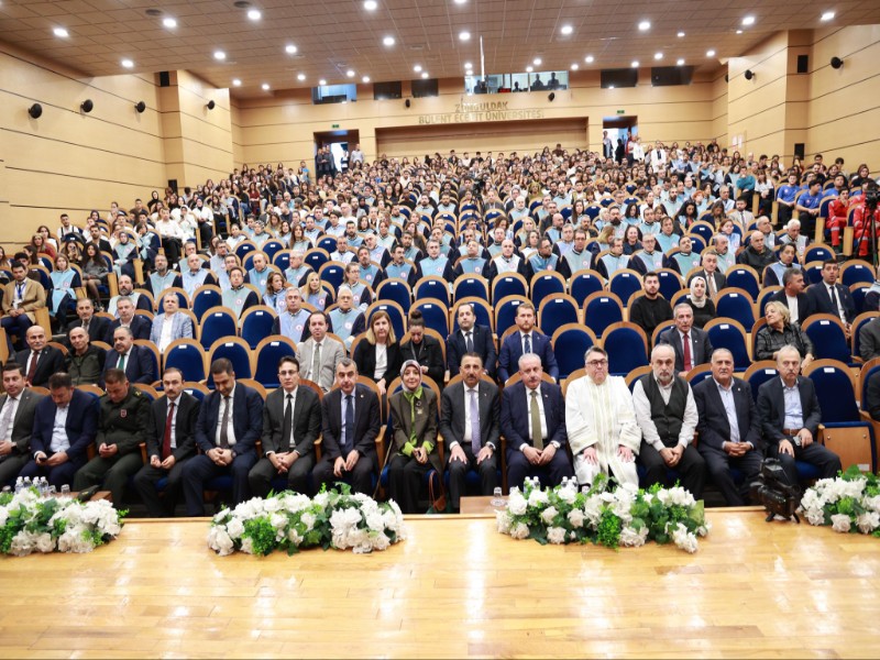 Vali Osman Hacıbektaşoğlu, Bülent Ecevit Üniversitesi’nin 2025–2026 Akademik Yılı Açılış Törenine Katıldı