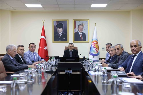 VALİMİZ SAYIN ATİLLA TOROS BAŞKANLIĞINDA, MERSİN EKONOMİ ZİRVESİ AKSİYON TAKİP KOMİSYONU DEĞERLENDİRME TOPLANTISI GERÇEKLEŞTİRİLDİ