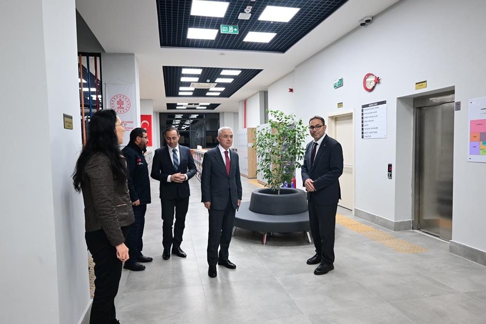 Vali Turan, Lüleburgaz Sokullu Mehmet Paşa İlçe Halk Kütüphanesine ziyarette bulundu…