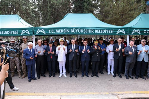 VALİMİZ SAYIN ATİLLA TOROS, 15 TEMMUZ DEMOKRASİ VE MİLLİ BİRLİK GÜNÜ ANMA ETKİNLİKLERİ KAPSAMINDA MERSİN ŞEHİTLİĞİNİ ZİYARET ETTİ
