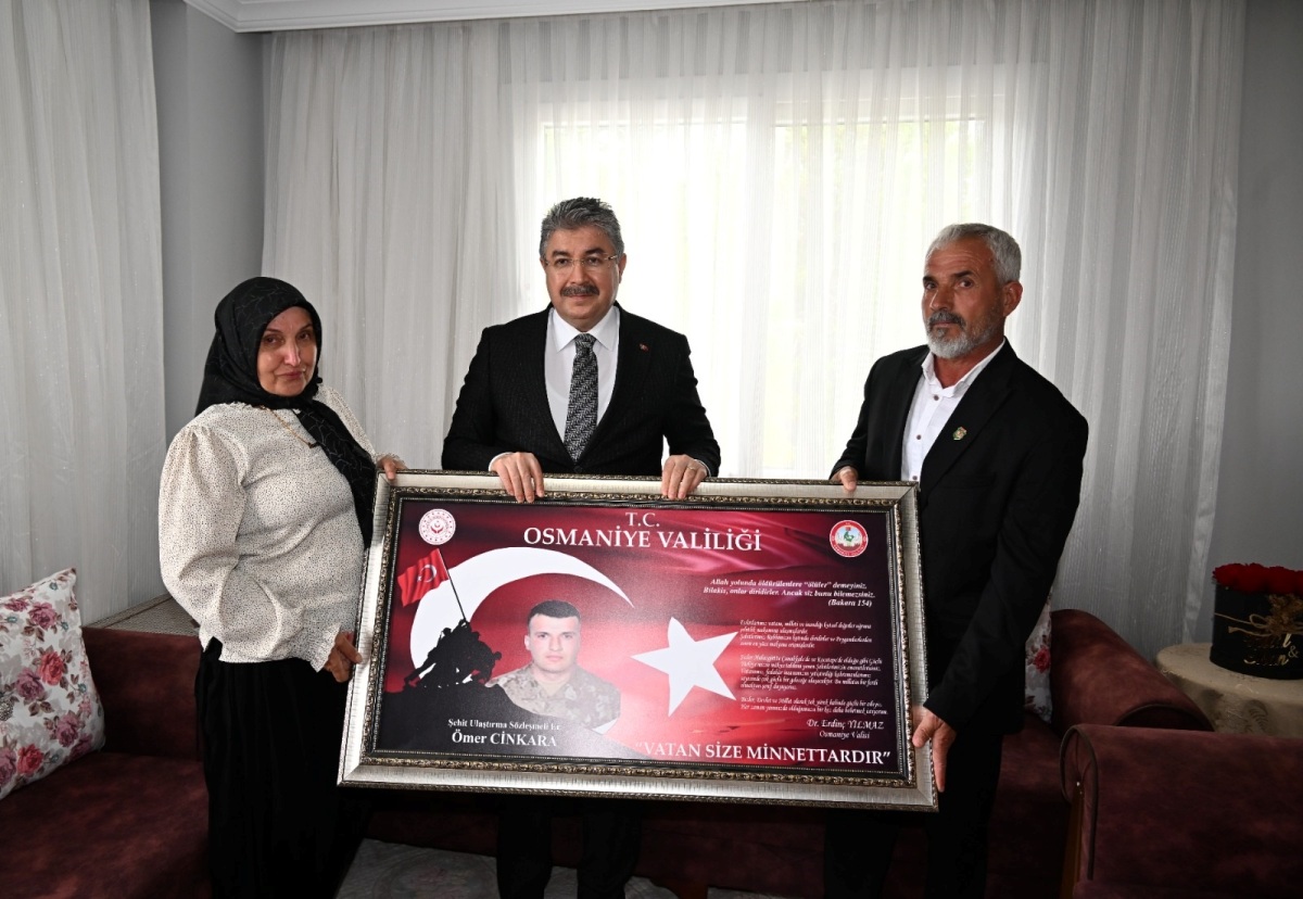 Vali Yılmaz, Şehidimiz Ulaştırma Sözleşmeli Er Ömer Cinkara’nın Ailesini, Kadirli İlçemizdeki Evlerinde Ziyaret Etti