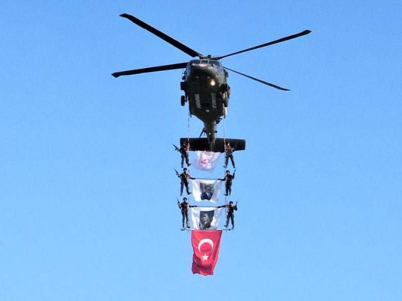 Malazgirt Zaferi’nin 954. Yıl Dönümünde Jandarma Helikopterlerinden Nefes Kesen Gösteri