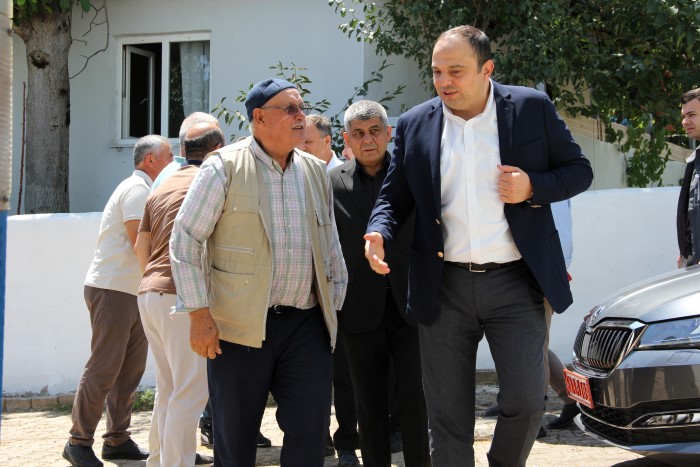 İlçe Kaymakamı Sn. Remzi DEMİR, Karaağaç Köyü’nde yaşanan arazi yangını sonrası köy halkını ziyaret etti.