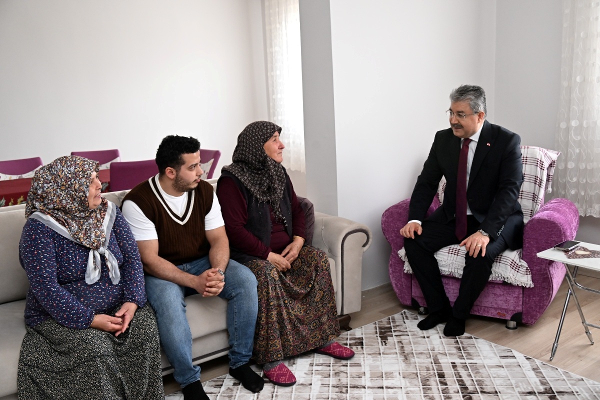 Vali Yılmaz, Şehidimiz Piyade Er Hüseyin Çelik’in Ailesini Bahçe İlçemizdeki Evlerinde Ziyaret Etti