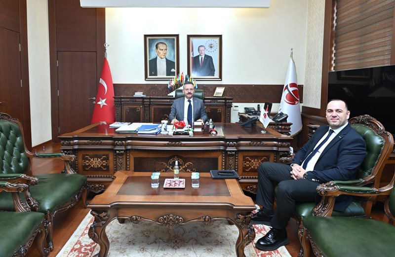 İlimize Yeni Atanan Yapı Kredi Bankası Eskişehir Şube Müdürü Hamdi Boran Bazarkaya, Valimiz Sayın Hüseyin Aksoy'u ziyaret etti.