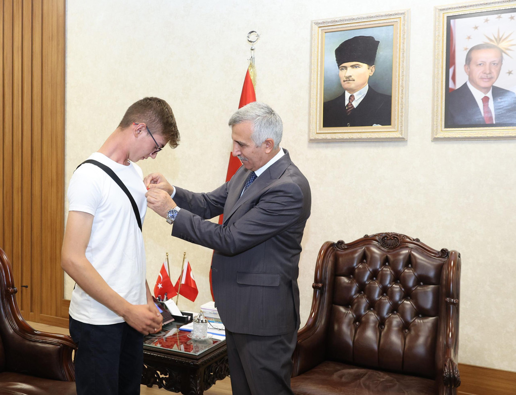 Vali Ünlüer, Dünya Atlı Okçuluk Çocuklar Şampiyonası İkincisi Musab İsmail Şahanoğlu’nu Misafir Etti