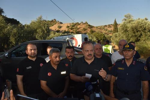 Valimiz Yakup Canbolat,  Aydın’ın Efeler ilçesi Yılmazköy Mahallesi Keçideresi Mevkiinde Çıkan Yangın Alanında İncelemelerde Bulundu