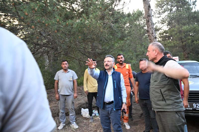 Valimiz Sayın Hüseyin Aksoy, Seyitgazi İlçesi Büyükyayla Mahallesi’nde meydana gelen yangın sonrası bölgeye giderek incelemelerde bulundu.